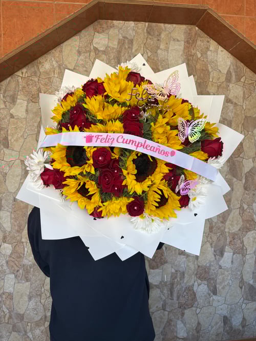 Ramo buchón de 20 girasoles con 50 rosas 