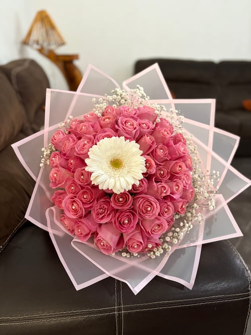 Ramo 50 rosas y 1 gerbera 