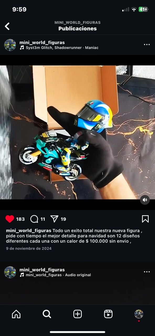 Figura piloto sentado en moto 