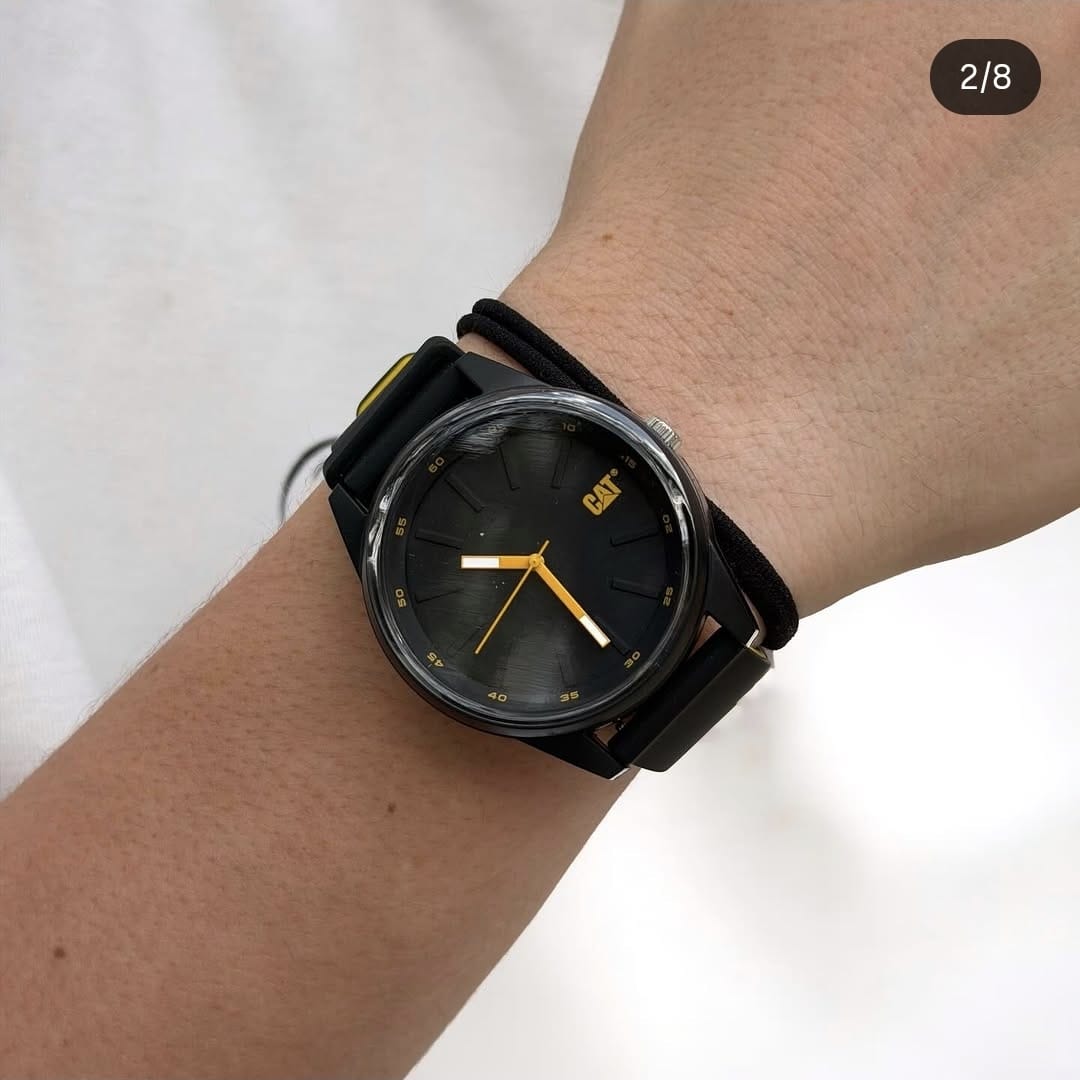 Reloj CAT negro con detalles amarillos